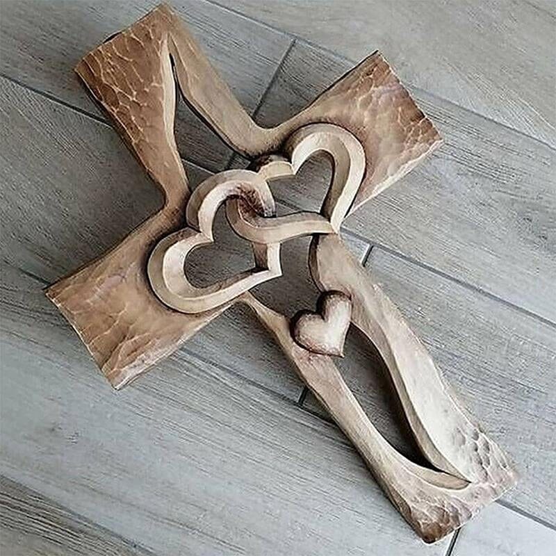 Cruz de madera tallada en forma de corazón